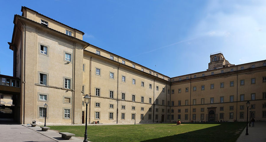 1200px-Cicognini,_corte_interna_00._webjpg